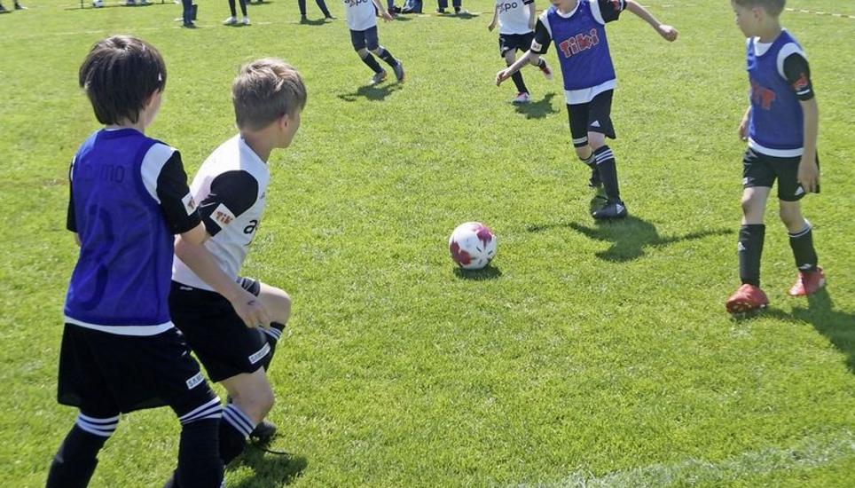 Mit voller Motivation jagen die Talente beim Camp dem Ball nach. Bild: Tobias Erlemann