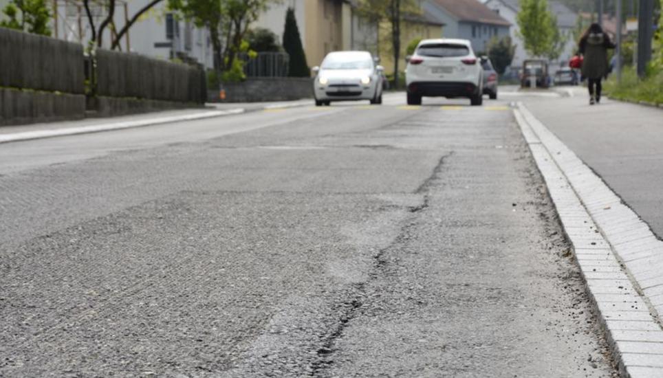 Die holprige Schützenstrasse soll im Juni einen neuen Belag erhalten. Bild: SBA