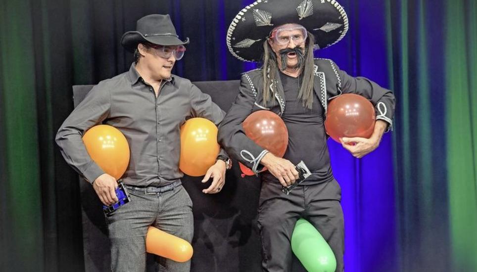 Wenn Rob Spence (rechts) das Publikum miteinbezieht, kommt es zu Wildwest-Ballonduellen mit Tackern als Pistolen. Bild: Michael Kessler