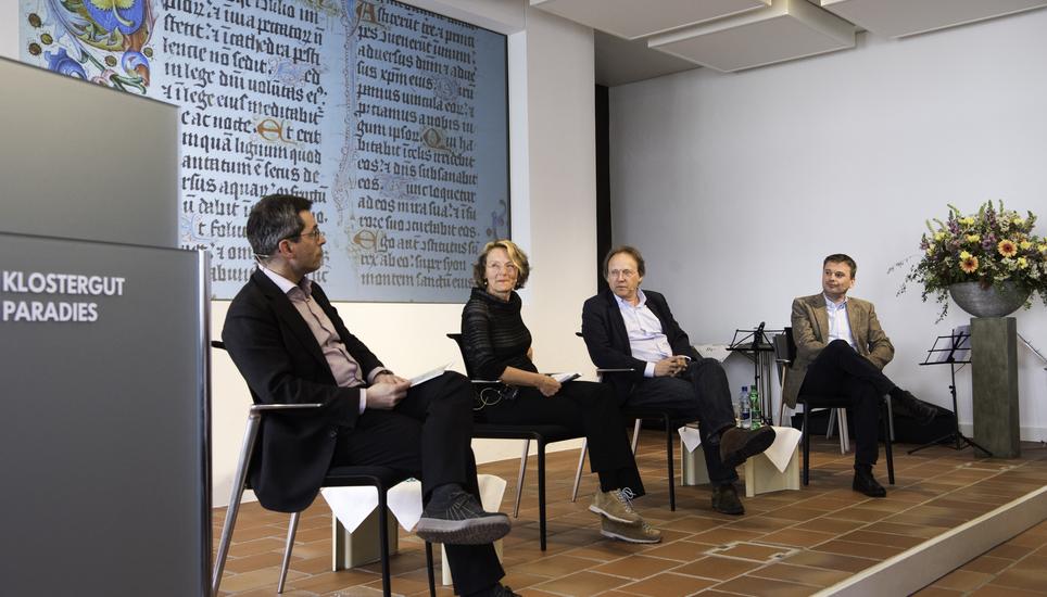 Das kurze Podiumsgespräch mit Literaturwissenschaftlerin Hildegard Keller, «E-codices»-Projektleiter Christoph Flüeler (2.v.r.), Autor und Historiker Peter Niederhäuser (links) und Stadtbibliothekar Oliver Thiele (rechts).