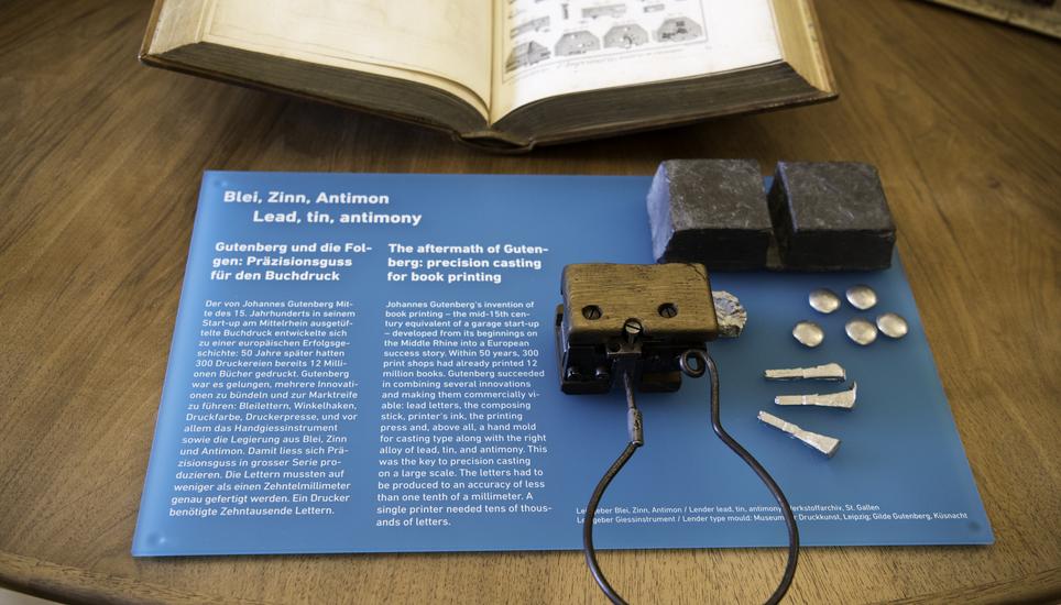 Die Jubiläumsausstellung in der Eisenbibliothek präsentiert Highlights der Sammlung und erklärt Material und Technik, die in den Büchern stecken.