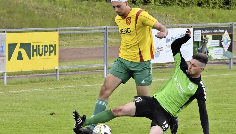 Der VFC Neuhausen (rechts im Bild mit Gökay Coskun) hat dank dem späten Sieg über Diessenhofen 2 weiterhin eine realistische Chance für den Aufstieg in die 3. Liga. Bild: Philipp Hagen