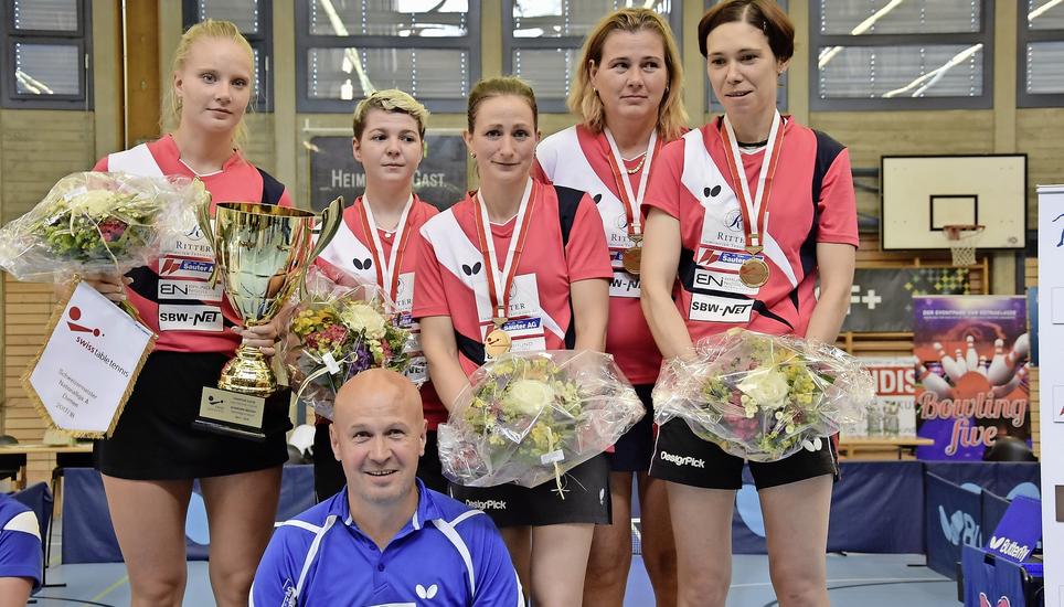 So soll es auch in diesem Jahr wieder aussehen: Die Damen des TTC Neuhausen um Trainer Pavel Rehorek (vorne) wollen den Meistertitel vor heimischem Publikum erkämpfen.
Bild: Pascal Oesch