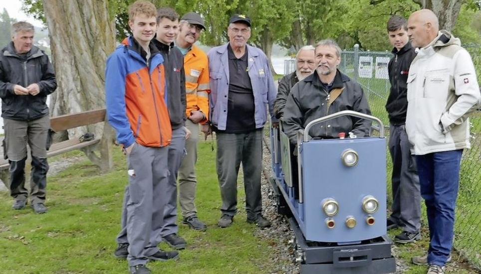 Man erfreute sich an der neuen Gipsstollenlokomotive. Bild: Uli Stamm