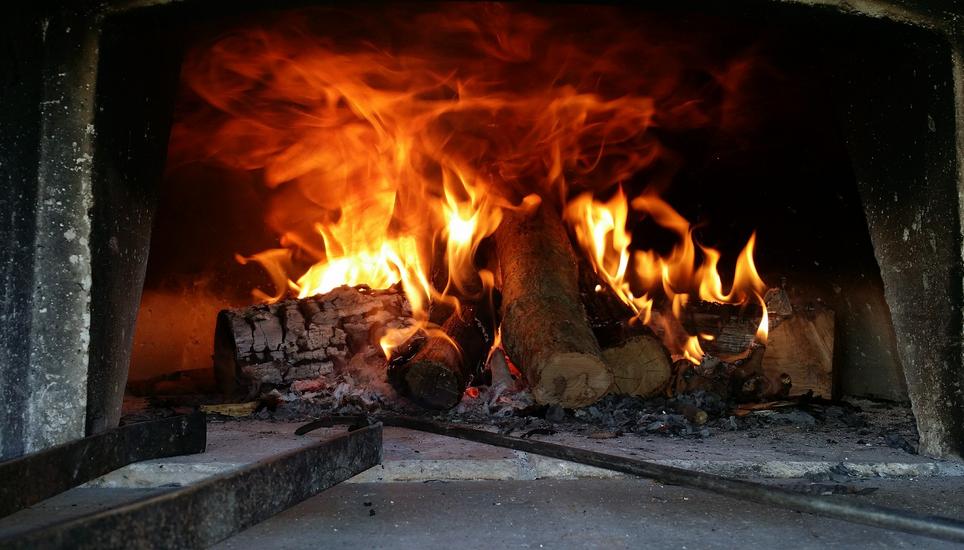 Aufgrund des Feuers im Holzofen kam es bei mehreren Bewohnern zu Kopfschmerzen und Schwindel. Symbolbild: Pixabay