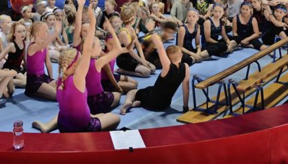 Die jungen Artisten der Zirkusschule «et voilà» versammelten sich an der Hauptprobe in der Manege. Dominik Pribil (r.) prüft, ob alle anwesend sind. Bild: Tamara Schori