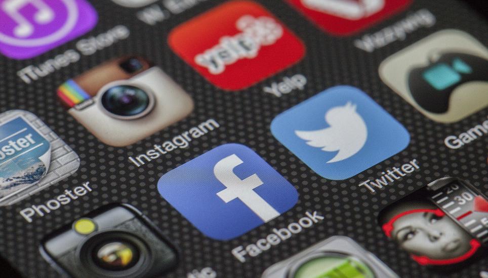 Auch immer wieder ein Ort, in dem Empörung hochkocht: Soziale Medien wie Facebook. Bild: Pixabay
