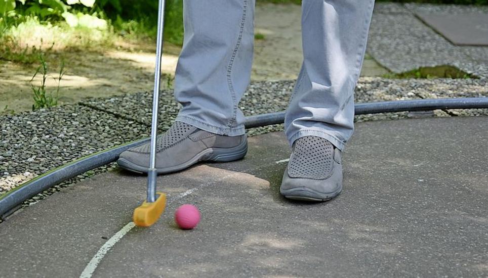 Professionelle Spieler suchen für jede Bahn den richtigen Ball aus.