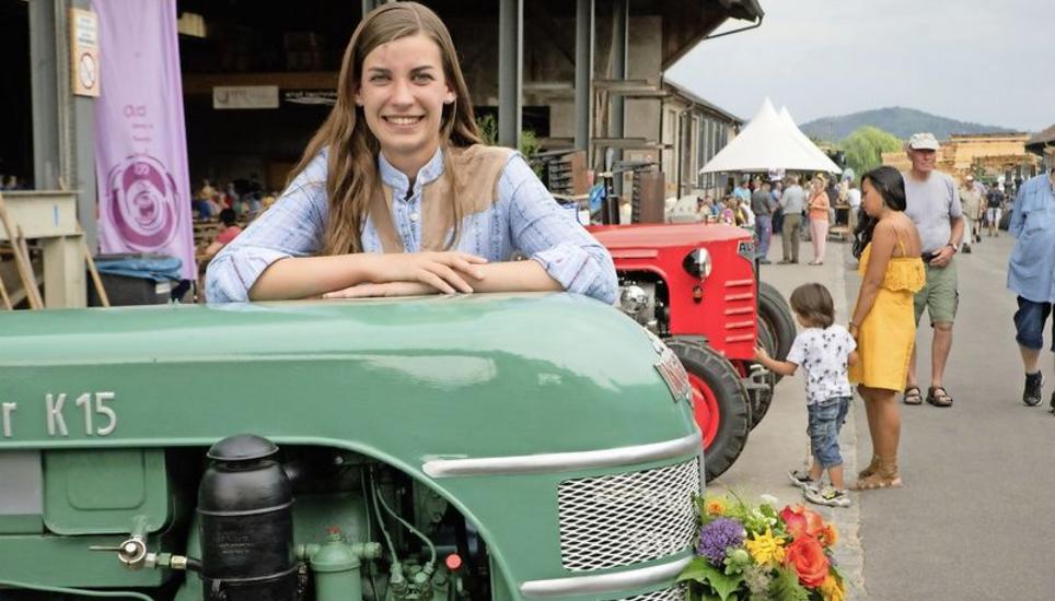 Alphornistin Lisa Stoll mit ihrem Oldie-Traktor am Samstagnachmittag in Wilchingen. Bild: Theo Kübler
