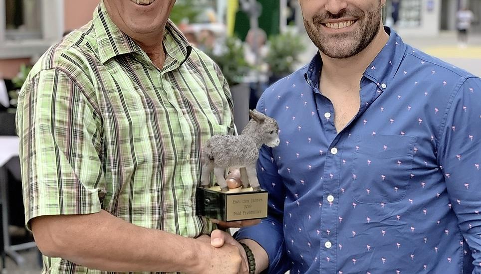 Zunftmeister Beat Wyss (rechts) gratuliert dem neuen Würdenträger Paul Freimüller zum Gewinn der Auszeichnung «Esel des Jahres 2019». Bild: zvg/Valentino Russo
