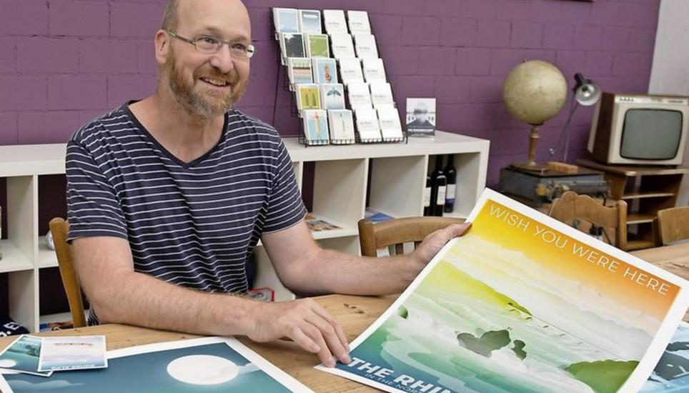 Illustrator Faro Burtscher präsentiert die neuen Rheinfall-Werke. Bild: Selwyn Hoffmann
