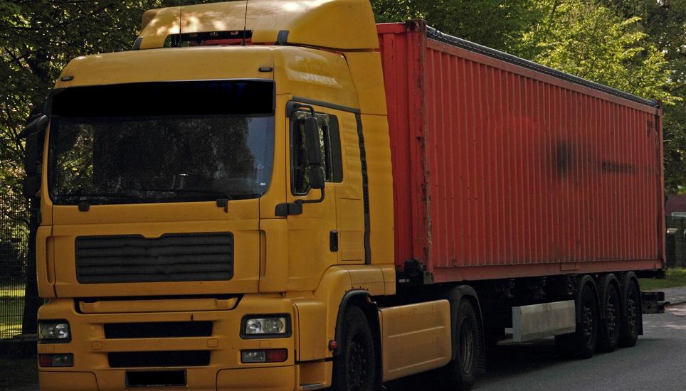 Die fünf Männer verbrachten offenbar mehrere Tage im Sattelschlepper. Symbolbild: Pixabay
