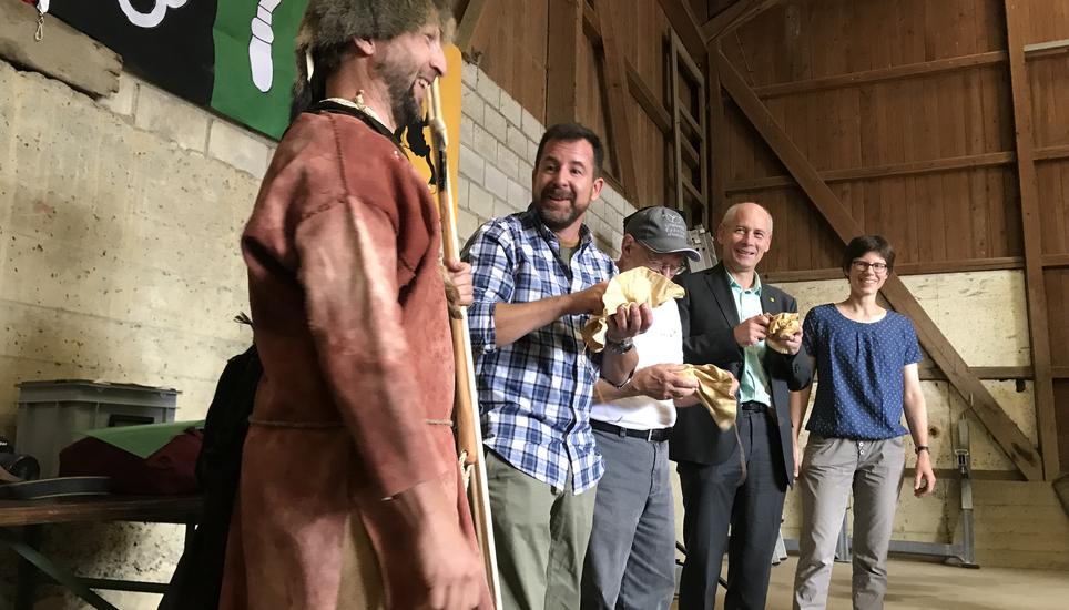 Ausgelassene Stimmung an der Eröffnung des Steinzeitpfades in Thayngen. Bild: RM