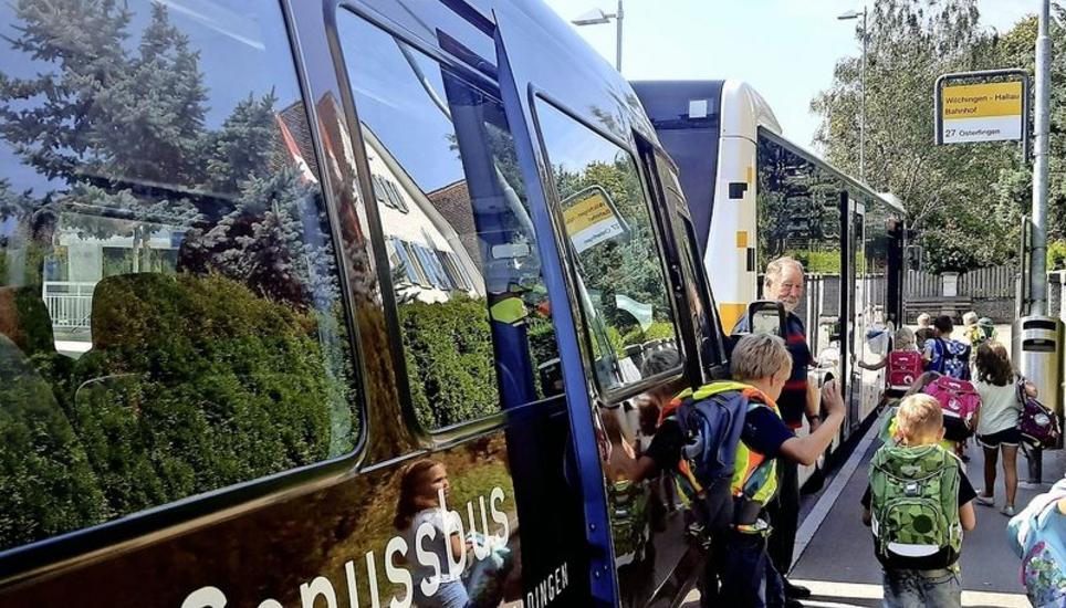Willy Ritzmann (im Bild) kutschiert die Erst- und Zweitklässler im «Genussbus» zwischen dem Bahnhof Wilchingen und Trasadingen hin und her. Bild: Isabel Hempen