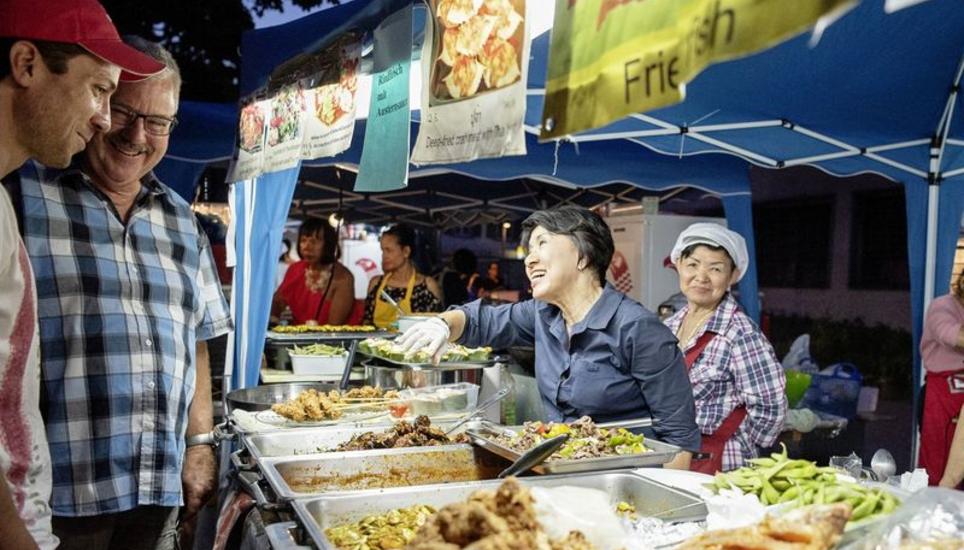 Auf dem «Platz für Alli» in Neuhausen fand am Wochenende ein Thai-Streetfood-Festival statt. Die Besucher hatten die Qual der Wahl: Mit 35 Essensständen war aber für jeden Geschmack etwas dabei. Bild: Evelyn Kutschera