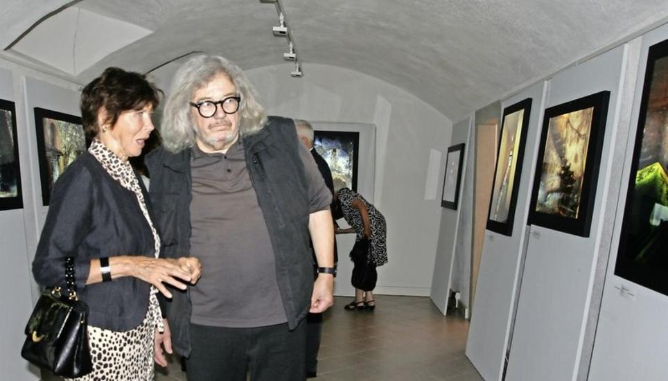 Fotograf Peter Seidel erklärt Elke Maria Gross von der Rheinburg Details seiner Aufnahmen der Ritualbäder. Bild: Wolfgang Schreiber