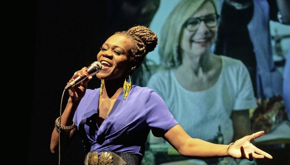 Die Kongolesin Alina Amuri steuerte mit ihrem Gesang zum Afrikafeeling in der Kammgarn bei. Bild: Selwyn Hoffmann
