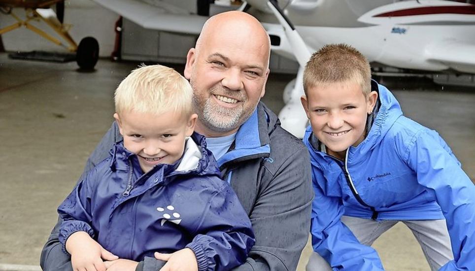 Reto Keller mit Jonas und Silas war enttäuscht vom Wetter und besuchte aufgrund dessen das Herbstfest Siblingen. Bild: Selwyn Hoffmann