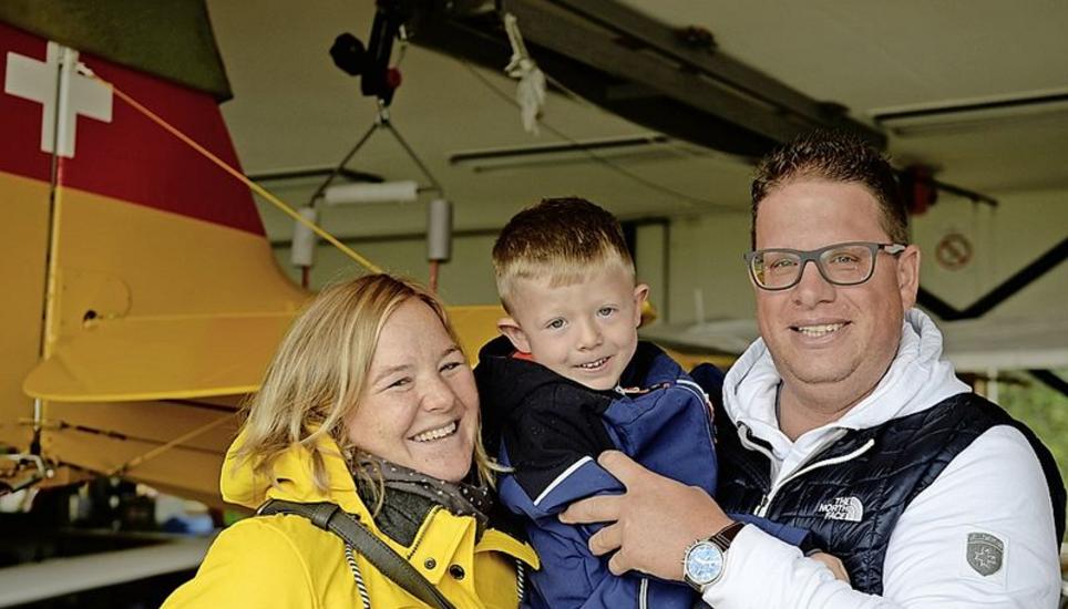 Michael und Lilian Frei mit Levyn entschieden sich nach einer Wurst für Plan B, sie besuchten den Flugplatz Kloten. Bild: Selwyn Hoffmann