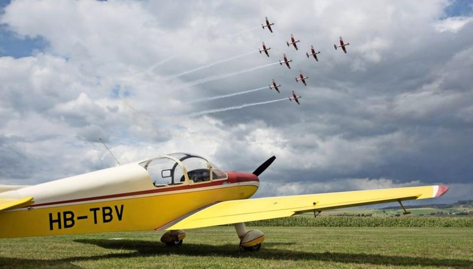 Als die PC-7-Staffel am Samstag mit atemberaubenden Figuren das Publikum entzückte, war das Wetter auf dem Flugplatz Schmerlat noch schön. Bild: Jeannette Vogel