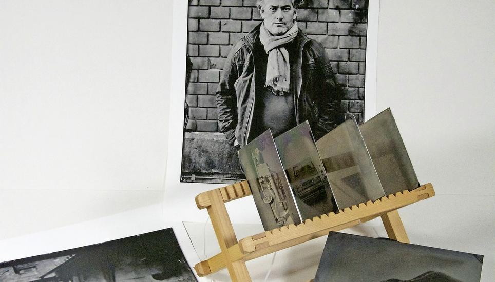 Die originalen Nassplattenabzüge bewahren die Fotografen auf Holzgestellen auf. Auf Wunsch scannen sie die Bilder ein und können sie so vergrössern und ausdrucken.