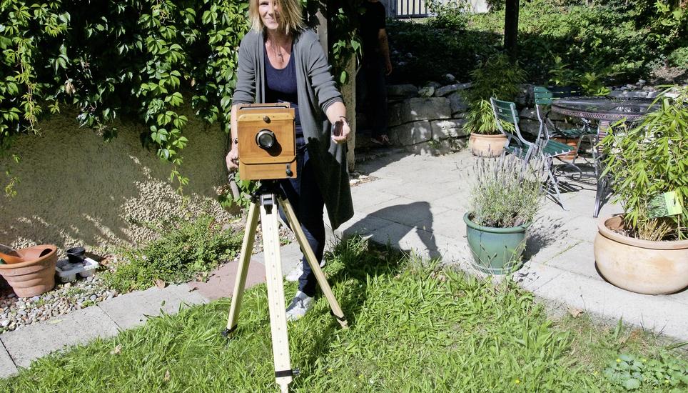 Fotografin Anja Witkowski mit einer 100 Jahre alten Kamera, die noch voll funktionstüchtig ist und in der Nassplattenfotografie immer noch Verwendung findet.