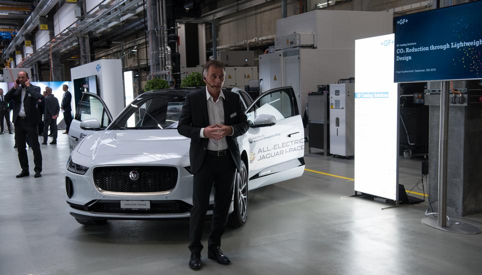 Durch Bauteile aus Magnesium werden die Fahrzeuge leichter und verbrauchen weniger Energie. Im Bild: Der neue Jaguar I-Pace.