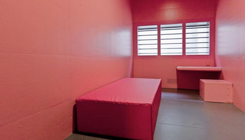 Dieser Anblick soll das Gemüt beruhigen: Pinkfarbene Zelle im Zentralgefängnis von Lenzburg. Bild: Key