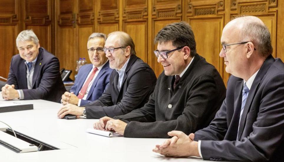 Präsentierten gestern gemeinsam das Modell für die Nachfolge für den im Februar 2020 scheidenden Spitaldirektor Daniel Lüscher: Regierungsrat Walter Vogelsanger, Spitalratspräsident Rolf Leutert, Markus Eberhard, Jürg Rahm und Arend Wilpshaar (v. l. n. r). Bild: Roberta Fele