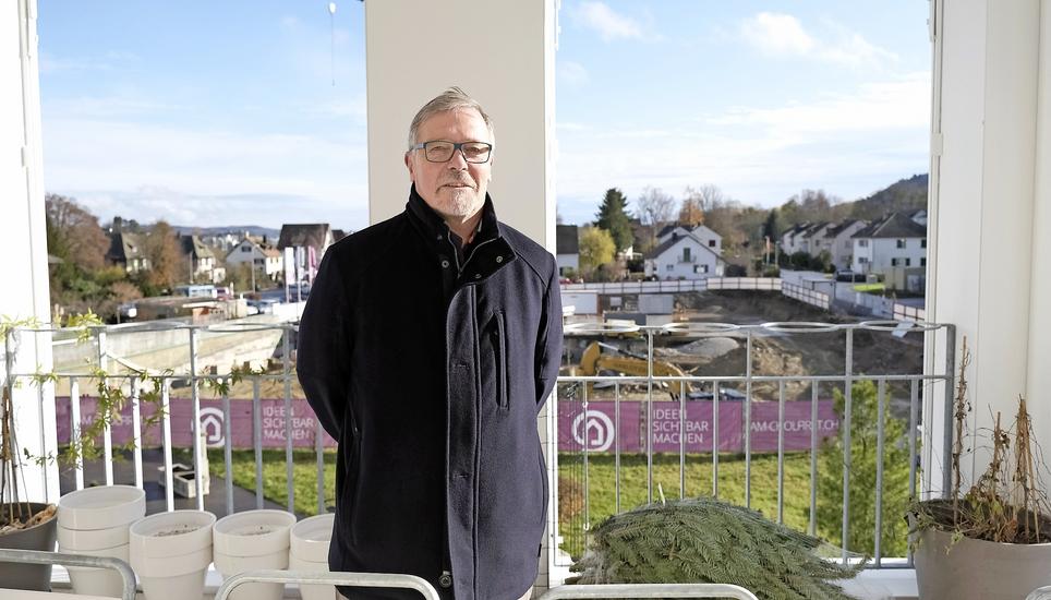Steht voll und ganz hinter den Alterswohnungen: Markus Späth vor der Baustelle «Am Cholfirst». Bild: Alexander Joho