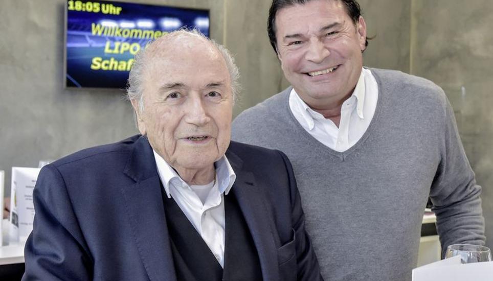 Ein alter Freund zu Besuch beim FC Schaffhausen: Ex-Fifa-Präsident Sepp Blatter mit Roland Klein. Bild: Roger Albrecht