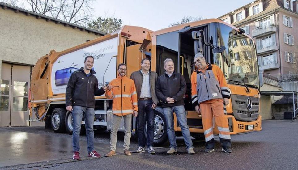 Schlüsselübergabe des neuen Kehrichtfahrzeugs von den Verkaufsberatern der Larag und der drm Kommunaltechnik an Stabsleiter Oliver Baur (Mitte) und Mitarbeiter des Entsorgungsteams Stadt Schaffhausen. Bild: Flavia Grossenbacher