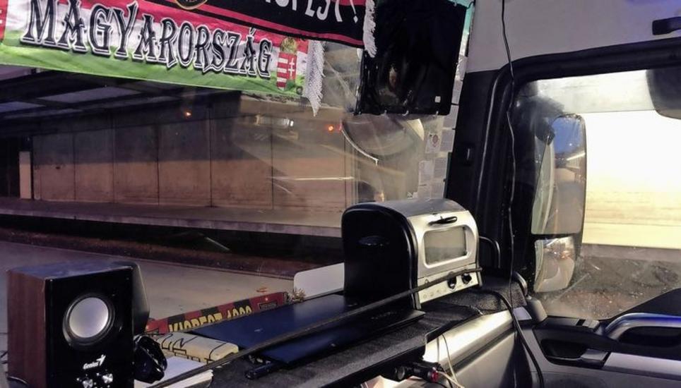 Mikrowelle, Fanschal und Lautsprecher schränkten das Sichtfeld ein: Der Chauffeur, der Anfang Jahr von der Schaffhauser Polizei kontrolliert wurde, durfte so nicht weiterfahren. Bild: SHPol