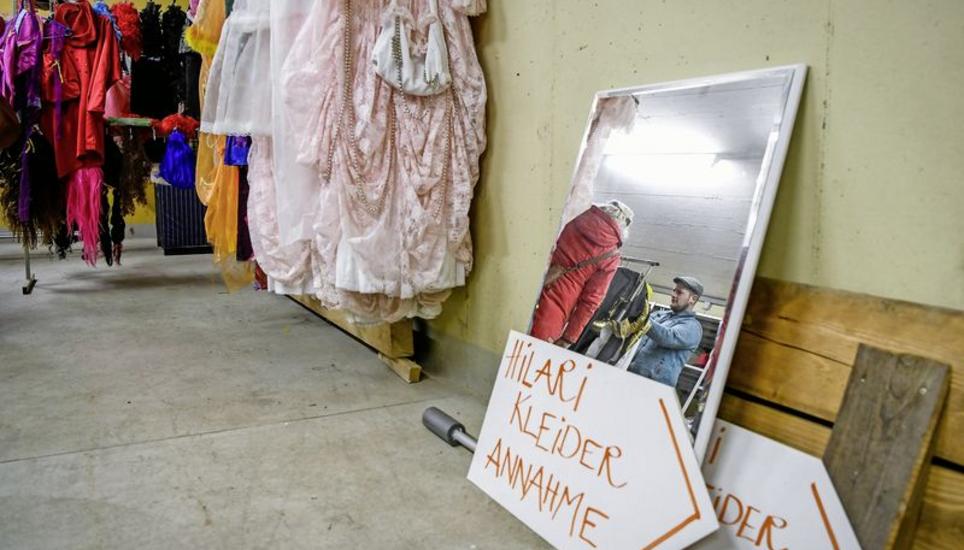 Gebrauchte Kostüme annehmen und direkt weitervermitteln: Das geht am Hilari-Flohmarkt Hand in Hand. Bilder: Melanie Duchene