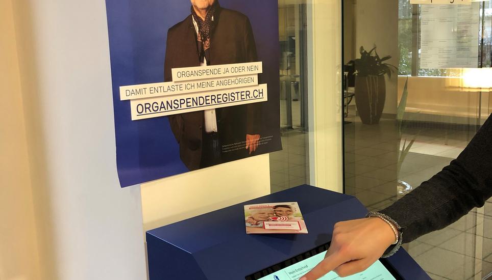 Der sogenannte «Cube», der über Organspende informiert. Im Eingangsbereich des Kantonsspitals kann man sich hier zur Organspende anmelden. Bild: Radio Munot