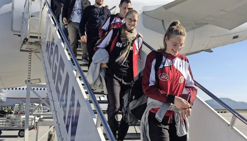 Gute Stimmung: Pia Leweling (v. r.), Elisa Lohmann und Assistenzcoach Arlindo Miranda bei der Ankunft. Bild: zvg