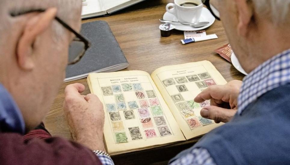 Faszination der Briefmarke beim gegenseitigen Austausch: Treffen des Philatelisten-Vereins Schaffhausen. Bild: Flavia Grossenbacher