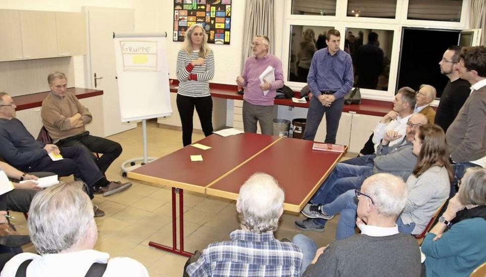 Projektgruppenleiter Hansruedi Jucker (Mitte hinten) beim Informationsanlass in Kleinandelfingen. Bild: Roland Müller
