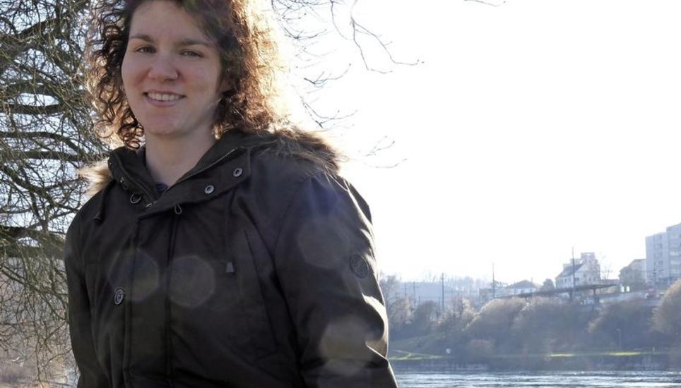 «Das Wasser hat etwas Beruhigendes»: Sabrina Witzig am vertrauten Rheinufer in Flurlingen. Bild: Alexander Joho