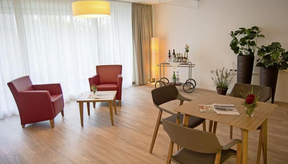 Für die Angehörigen ist es eine schwierige Zeit – der Aufenthaltsraum auf der Hospizstation im Alterszentrum Schönbühl. Bild: Flavia Grossenbacher