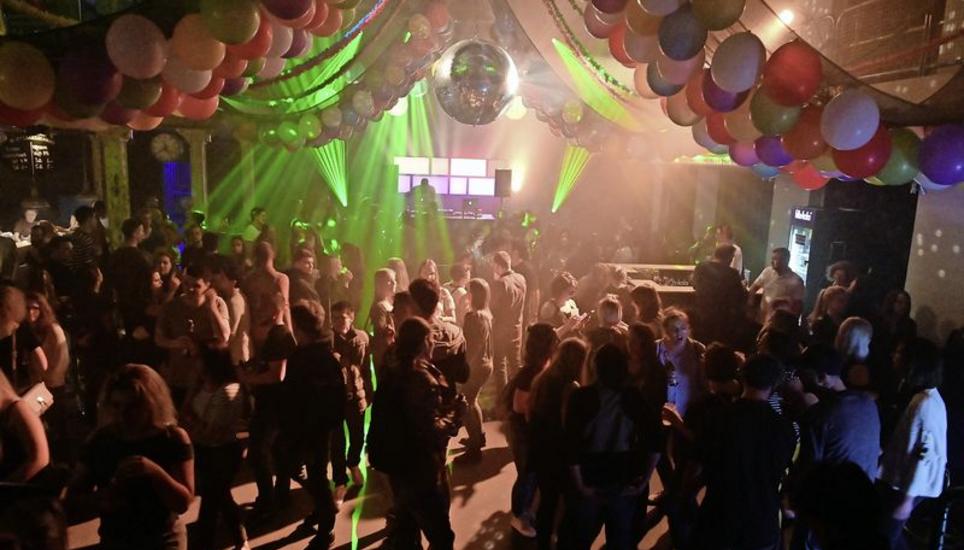 Partys in Clubs, wie etwa hier in der Kammgarn, sind bis auf Weiteres erlaubt. Archivbild: Selwyn Hoffmann