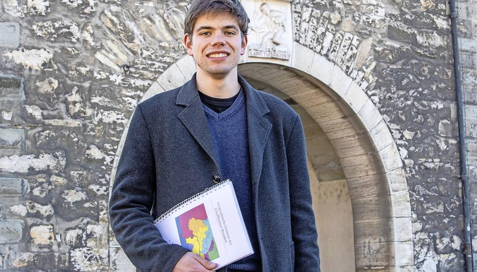 «Lappi tue d’Augen uf» – Nick Wangler vor dem Schwabentor. Bild: Roberta Fele