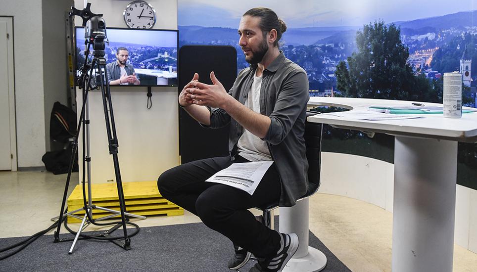 Sebastian Babic leitet den Band-Union Workshop zum Thema «Das perfekte Interview» im Fernsehstudio vom Schaffhauser Fernsehen. Bild: Melanie Duchene