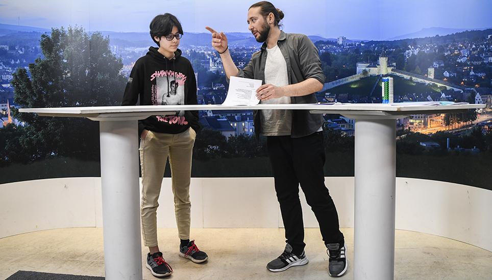 Sebastian Babic (rechts) macht vor, wie man ein Interview gibt. Bild: Melanie Duchene