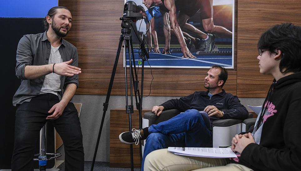 Sebastian Babic zeigte auch, auf welche Details man in einem Fernsehinterview achten muss und wie man die eigene Botschaft am besten rüberbringt. Bild: Melanie Duchene