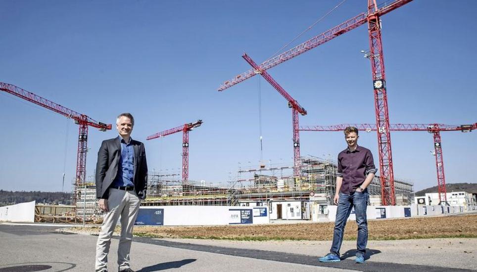 Gemeinderat Roman Neukom (links) und Architekt Marco Heller auf der Rafzer Grossbaustelle. Bild: Roberta Fele