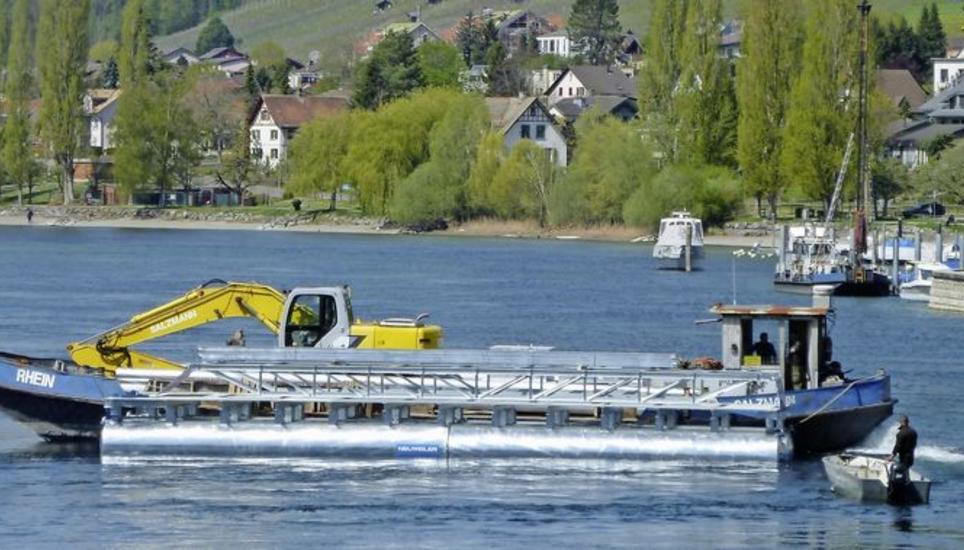 Der erste von zwei Schwimmstegen, die neu an der Schiffländi in Stein am Rhein zum barrierefreien Zu- und Abgang für die Kursschiffe montiert werden. Bild: Ursula Junker