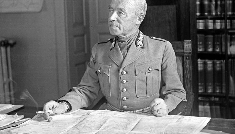 Henri Guisan 1939 nach der Wahl zum General an seinem Arbeitsplatz im Hauptquartier in Interlaken. Bild: Key