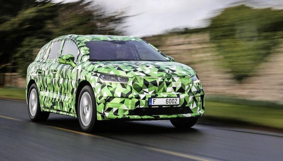 Grünes Auto auf der grünen Insel: Die Probefahrt mit dem noch getarnten E-SUV Skoda Enyaq fand noch vor dem Lockdown in Irland statt. Bild: pd