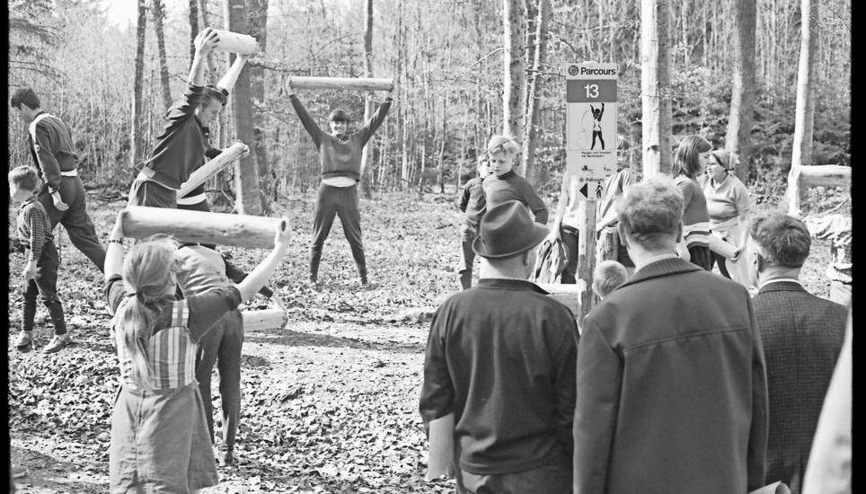 Sportliche Betätigung auf dem Feuerthaler Vita Parcours bei seiner Einweihung vor 50 Jahren. Nach wie vor erfreut sich das Fitnessangebot grosser Beliebtheit. Bild: zvg